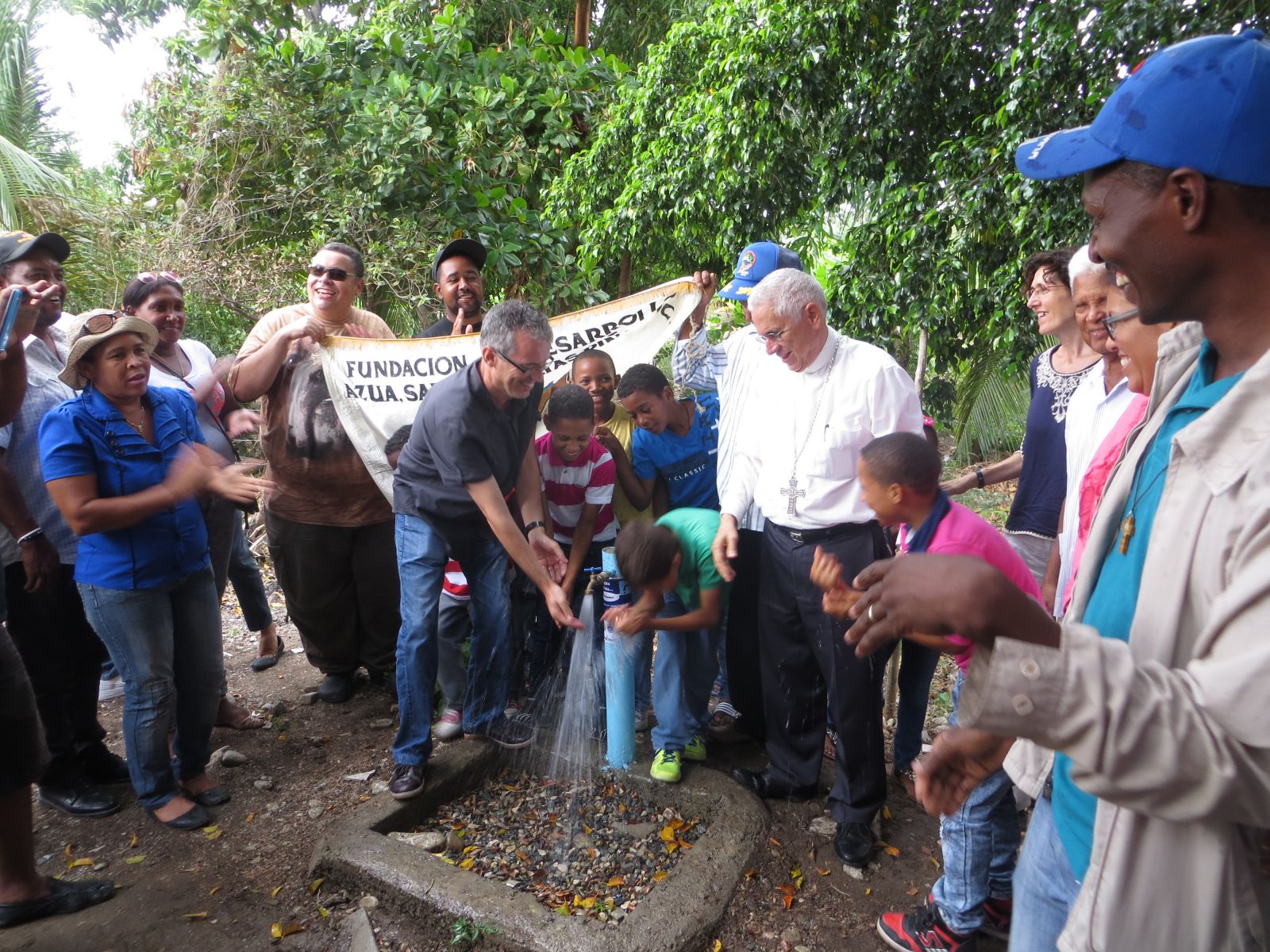 Comunidad del Km. 8 inaugura acueducto y cancha de baloncesto con alegría reflejada en sus rostros